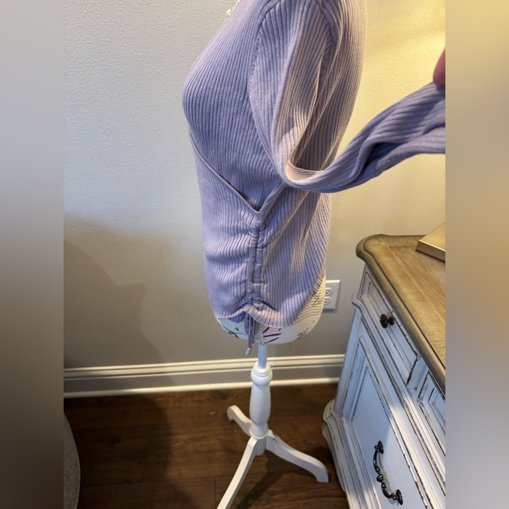 Lavender V-Neck Ribbed Sweater - Picture 4 of 9